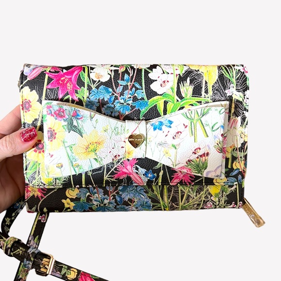 NWT BETSEY JOHNSON DANI CROSSBODY XOFLORAL WHITE FLORAL GOLD CHAIN PURSE - Picture 5 of 16